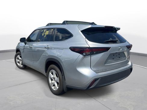 Used 2025 Toyota Highlander LE FWD image 8