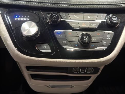 Used 2023 Chrysler Pacifica Touring-L AWD/4WD image 32