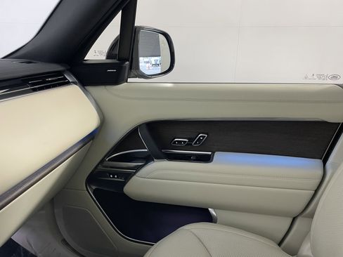 Used 2025 Land Rover Range Rover SE image 12