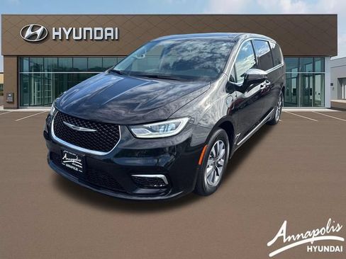 Used 2023 Chrysler Pacifica Limited w/ Uconnect Theater Family Group FWD image 1