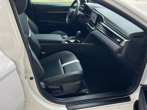 Used 2025 Toyota Camry SE w/ Convenience Package image 13