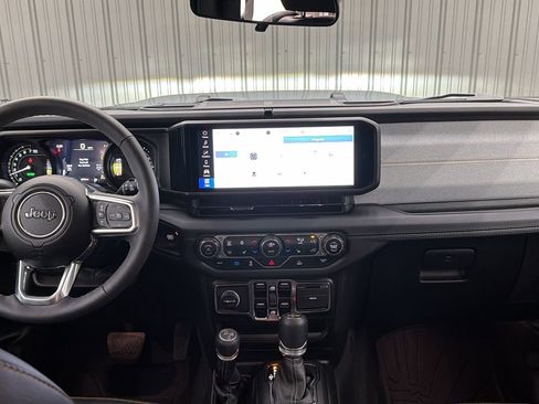 Used 2025 Jeep Wrangler Unlimited Sahara image 16