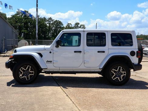 Used 2025 Jeep Wrangler Unlimited Sahara AWD/4WD image 25