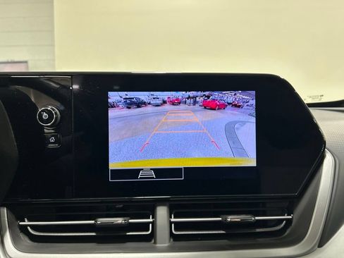 Used 2024 Chevrolet Trax RS w/ Sunroof Package FWD image 20