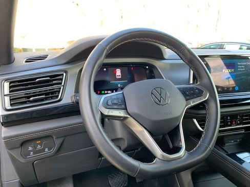 Used 2025 Volkswagen Atlas Cross Sport SE image 34