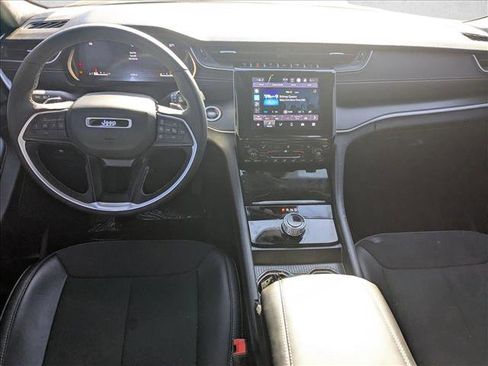 Used 2025 Jeep Grand Cherokee Altitude image 17