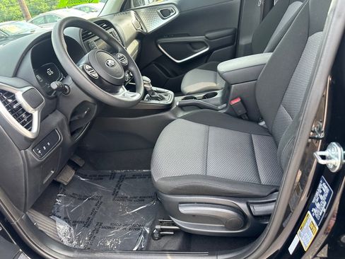Used 2025 Kia Soul LX w/ LX Technology Package FWD image 11