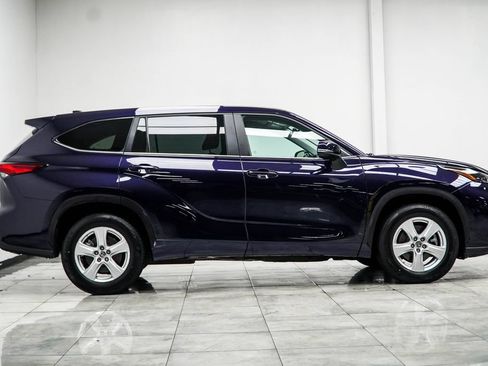 Used 2023 Toyota Highlander LE FWD image 7