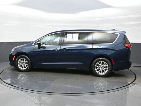 Used 2024 Chrysler Pacifica Touring FWD image 4