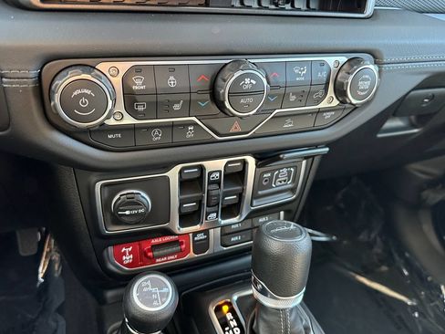 New 2026 Jeep Gladiator Mojave w/ Technology Group AWD/4WD image 21