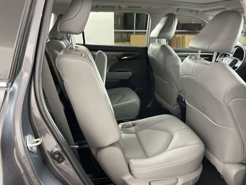 Used 2023 Toyota Highlander Platinum image 28