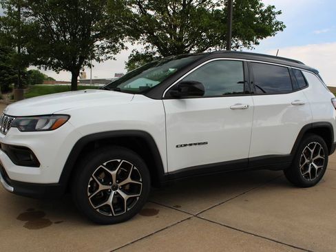 Used 2025 Jeep Compass Limited AWD/4WD image 17