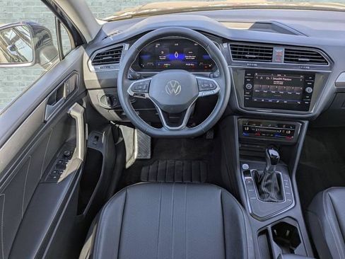 Certified 2023 Volkswagen Tiguan SE w/ Panoramic Sunroof Package FWD image 18