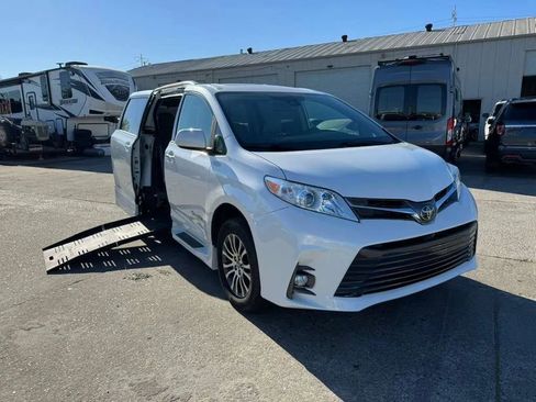 Used 2019 Toyota Sienna XLE w/ XLE Navigation Package FWD image 45