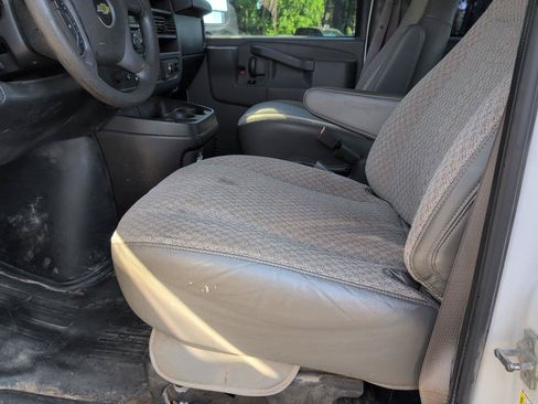 Used 2017 Chevrolet Express 2500 RWD image 12