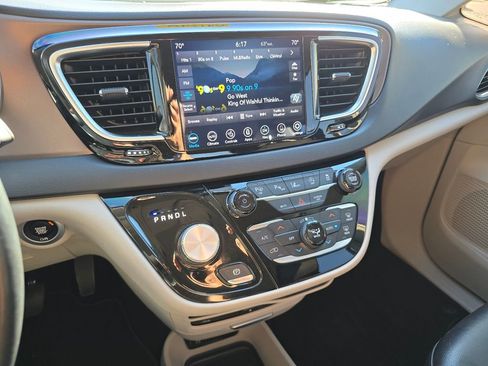 Used 2019 Chrysler Pacifica Touring-L Plus w/ Advanced Safetytec Group FWD image 38