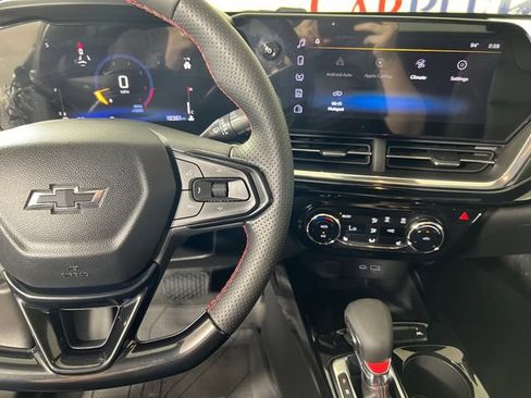 Used 2025 Chevrolet Trax RS w/ Sunroof Package FWD image 17