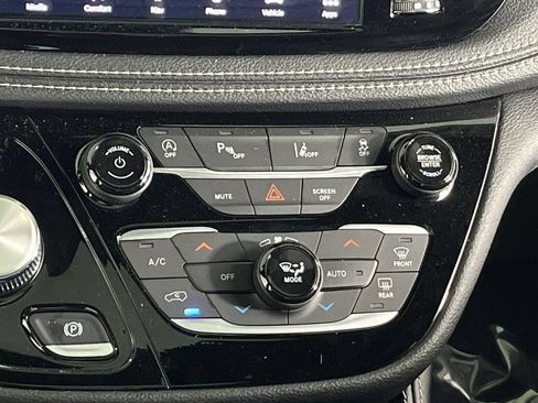Used 2025 Chrysler Pacifica Limited FWD image 22