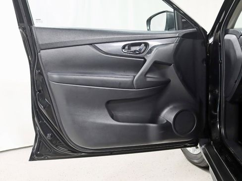 Used 2018 Nissan Rogue SV image 25