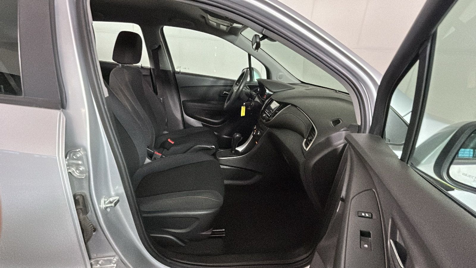 Used 2018 Chevrolet Trax LS FWD image 32