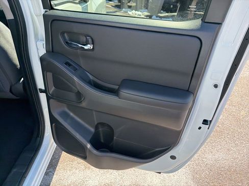 Used 2025 Nissan Frontier SV image 9