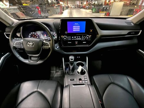 Used 2023 Toyota Highlander XLE image 22