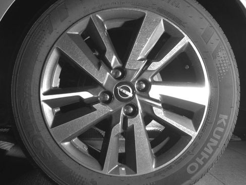 Used 2025 Nissan Versa SV FWD image 17