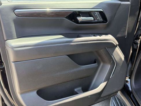 Used 2025 Chevrolet Suburban LT AWD/4WD image 18