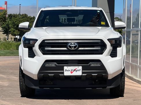 Certified 2024 Toyota Tacoma SR5 AWD/4WD image 11
