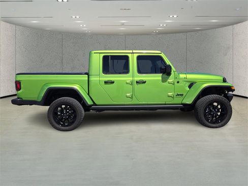 Used 2025 Jeep Gladiator Sport image 2