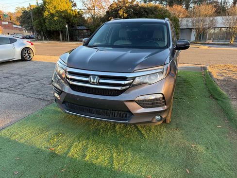 Used 2018 Honda Pilot Touring image 11