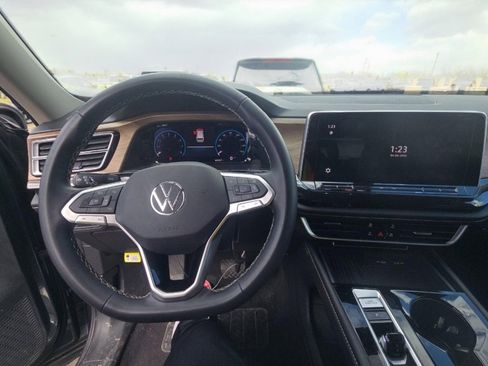 Used 2025 Volkswagen Atlas SE image 8