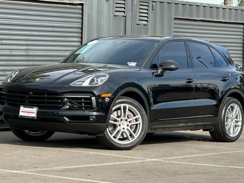 Certified 2023 Porsche Cayenne Platinum Edition image 1