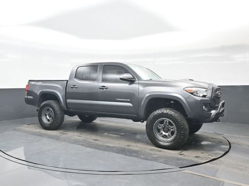 Used 2017 Toyota Tacoma TRD Sport w/ Tow Package (A/T) AWD/4WD image 8