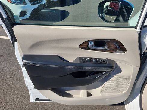 Used 2023 Chrysler Pacifica Limited image 21