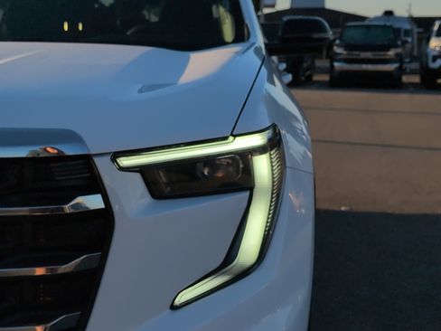 Used 2025 GMC Acadia Elevation image 31