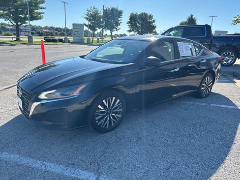 Used 2025 Nissan Altima 2.5 SV FWD image 13