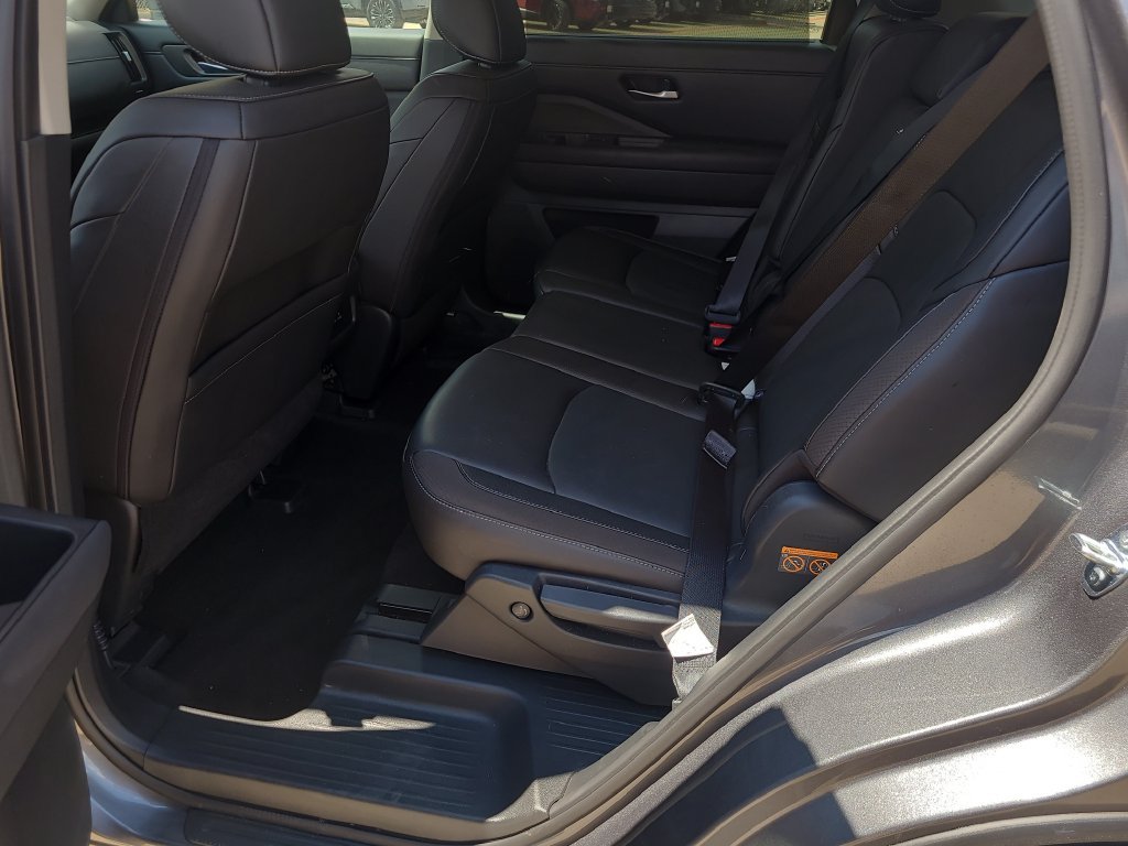 Certified 2025 Nissan Pathfinder SL FWD image 9