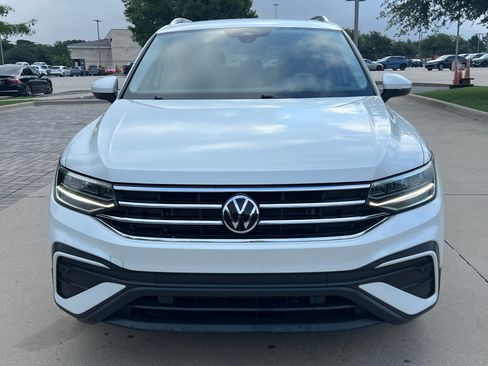 Used 2023 Volkswagen Tiguan SE w/ Panoramic Sunroof Package FWD image 3
