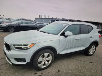 Used 2021 Volvo XC40 T5 Momentum image 1