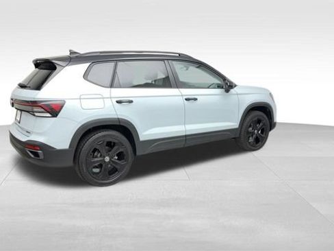 Used 2026 Volkswagen Taos SE AWD/4WD image 2
