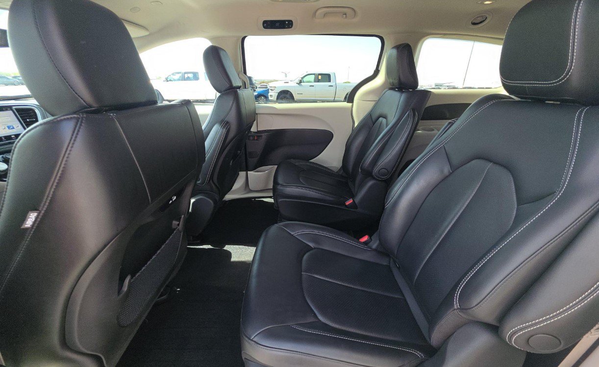 Used 2023 Chrysler Pacifica Touring-L FWD image 9