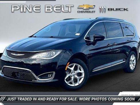 Used 2020 Chrysler Pacifica Touring-L Plus w/ Tire & Wheel Group FWD image 10