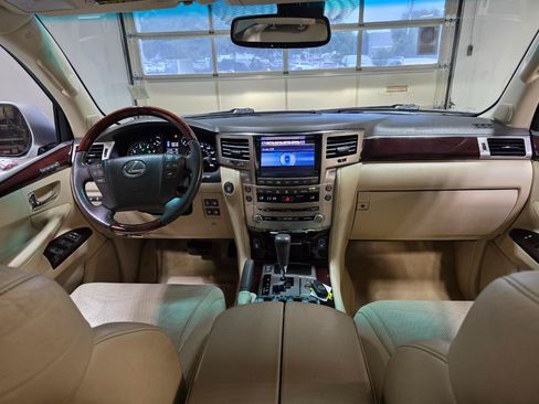 Used 2013 Lexus LX 570 4WD w/ Luxury Pkg w/Pre-crash image 28