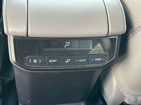 Used 2024 Toyota Highlander XLE AWD/4WD image 19