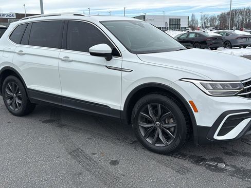 Used 2022 Volkswagen Tiguan SE image 2