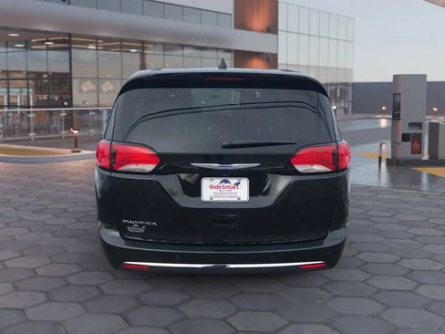 Used 2018 Chrysler Pacifica Touring-L image 9