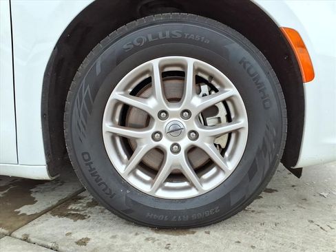 Used 2024 Chrysler Pacifica Touring-L image 9