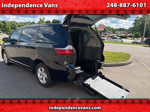 Used 2020 Toyota Sienna L FWD image 1
