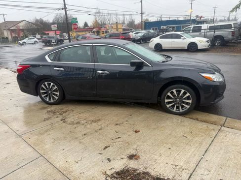 Used 2017 Nissan Altima 2.5 SV image 3